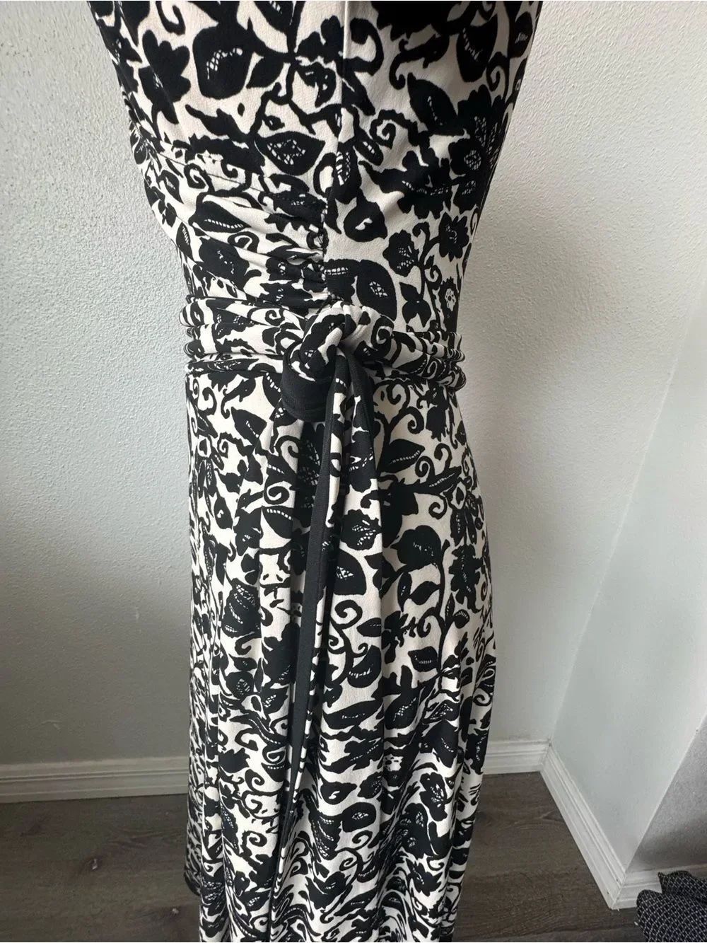 Donna Morgan Black and White Dress Floral Wrap Midi Knit SZ 6 - Picture 9 of 10